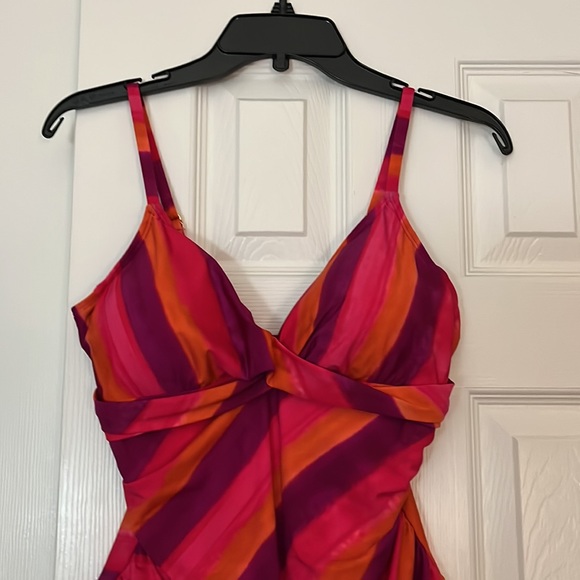 Ladies Beach Club Twist OnePiece, Multi Color, Slimming Swimsuit by RALPH LAUREN - Picture 3 of 16
